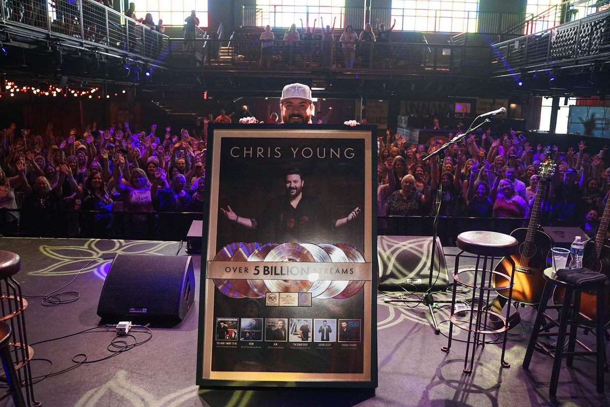 ChrisYoungMusic's tweet image. I have the best fan club ever!!! And 5 BILLION streams to go with it!!! (And more gold albums) #blessed #famousfriends