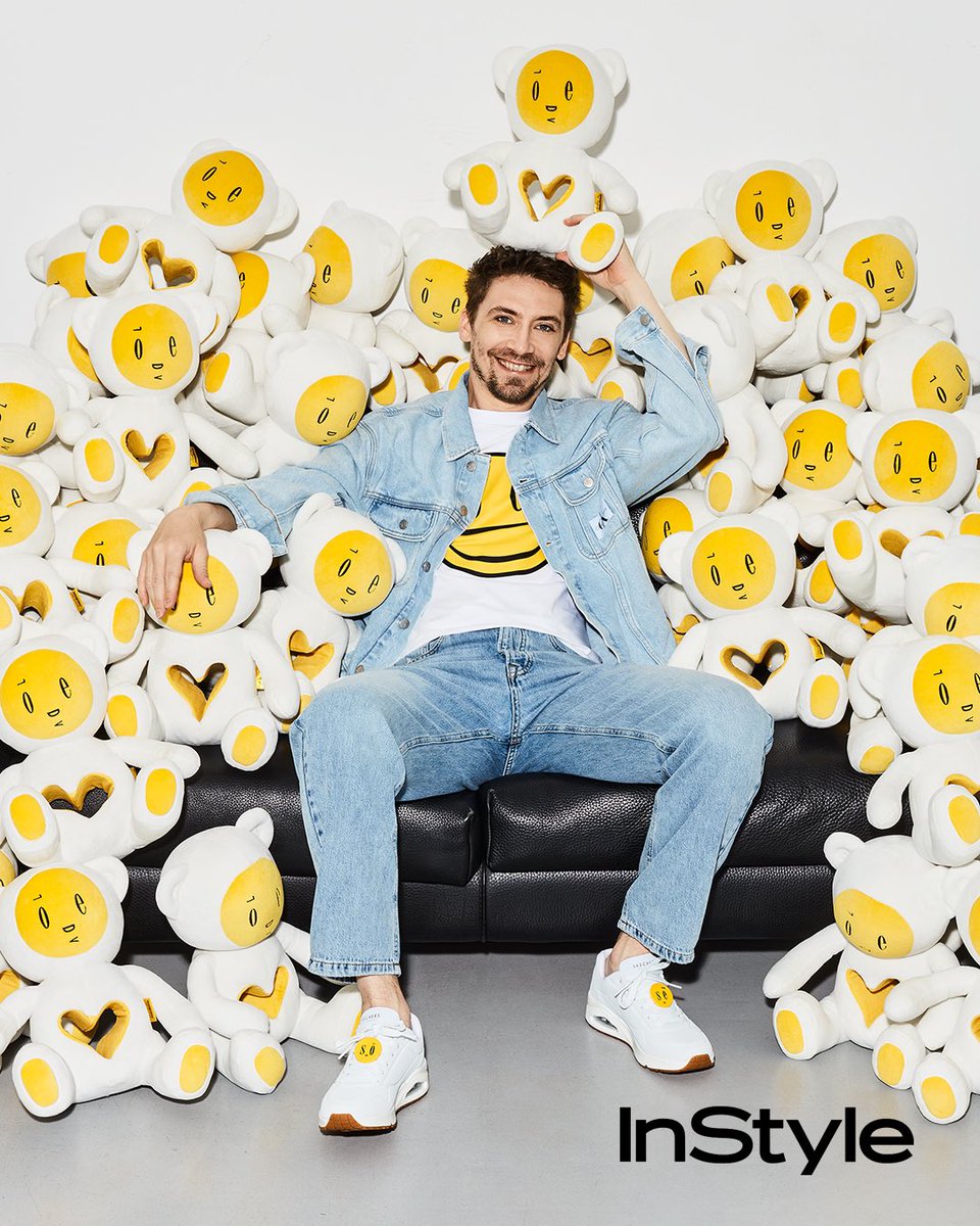 the_emograms's tweet photo. Skechers 💛 @the_emograms by @kiss_miklos cooperation and interview in the @InStyle_Hungary about the cooperation, the story of emograms, my art and my life.

📸 by @zsolyomi 

#artist #collab #sneakers #emograms #arttoy #popculture #popcultureart #interview #art #artlover https://t.co/i7ADFjWfSt
