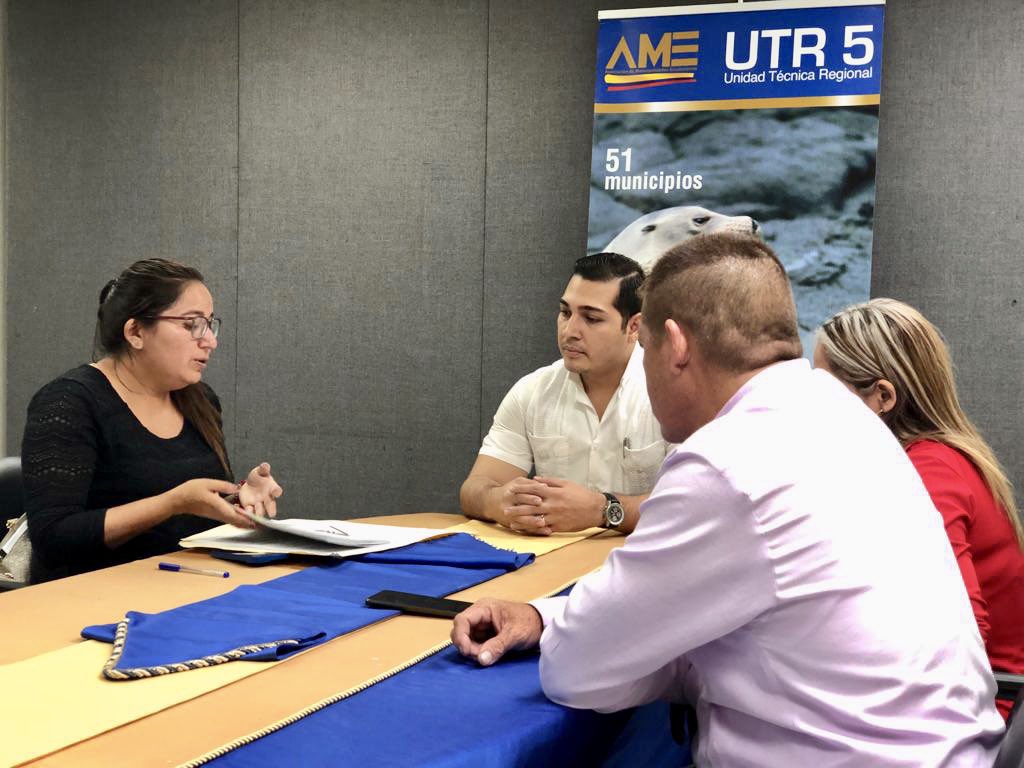 Me reuní con Cynthia Solano, alcaldesa del Cantón la Naves y el equipo  Jurídico de la UTR5, para resolver inquietudes de la burgomaestra.