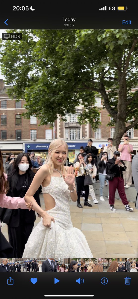 boywithlub's tweet photo. SHES SO PRETTY MY HEART STOPPED I LOVE U ROSÉ 🫶🏽

#ROSÉxTIFFANYinLONDON
#ROSÉ https://t.co/oVQ6eZgeI6