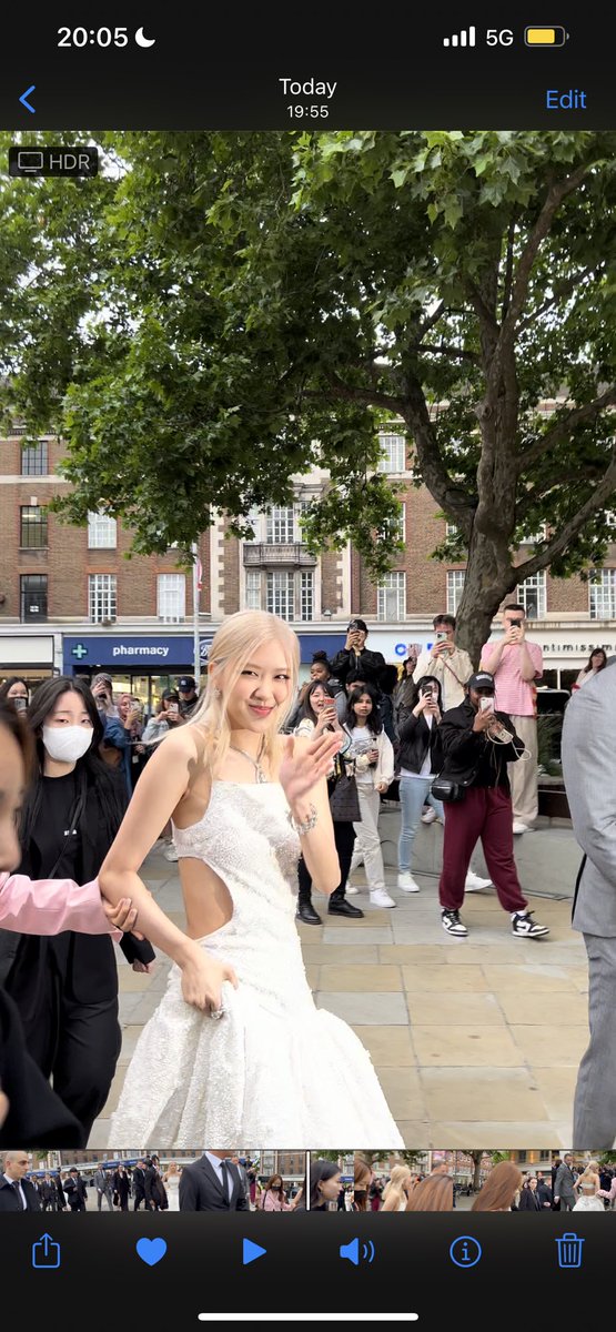 boywithlub's tweet photo. SHES SO PRETTY MY HEART STOPPED I LOVE U ROSÉ 🫶🏽

#ROSÉxTIFFANYinLONDON
#ROSÉ https://t.co/oVQ6eZgeI6