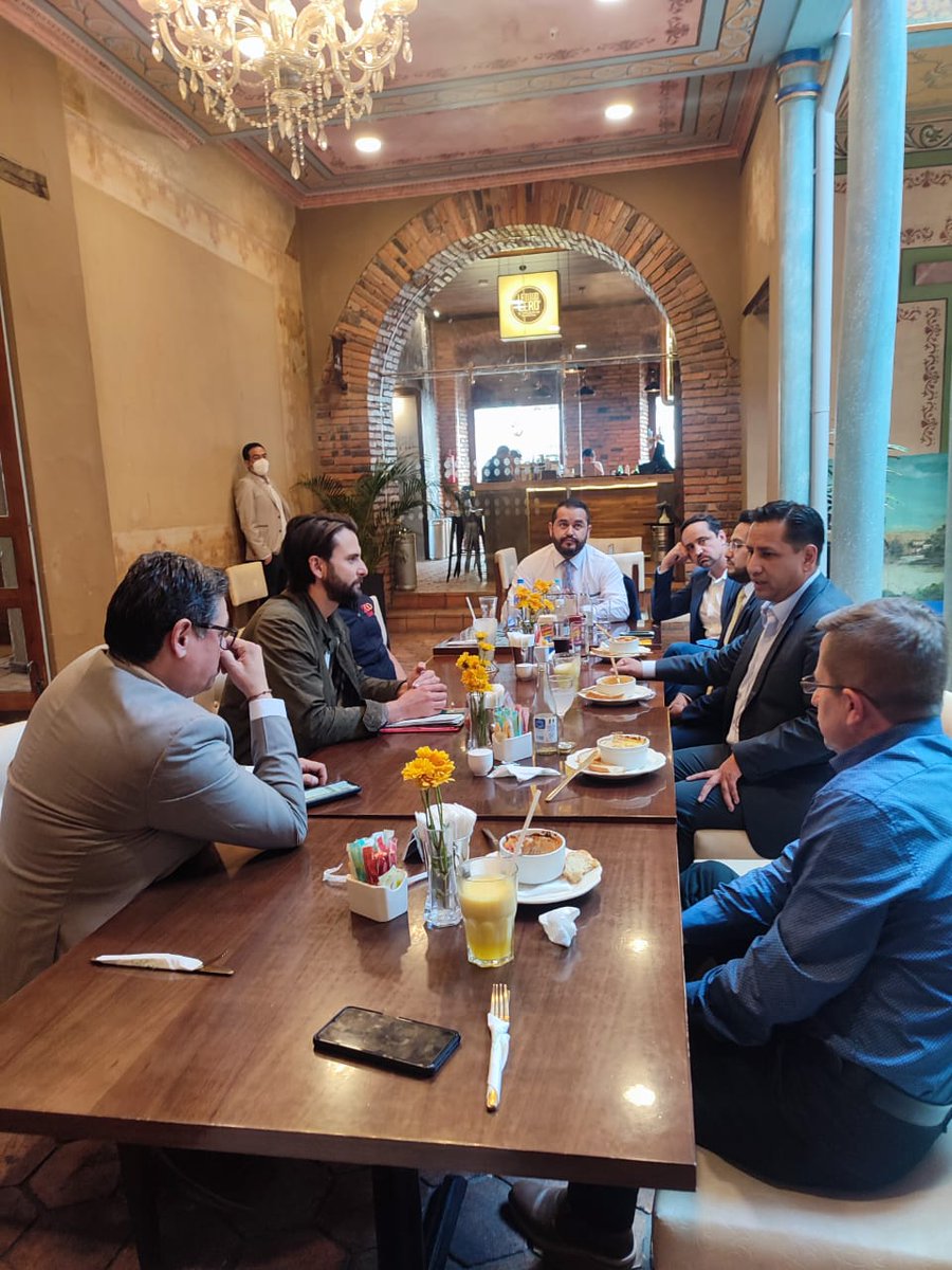 juanvanegasv's tweet photo. Con la presencia del Ministro @nielsolsenp nos reunimos los representantes del sector turístico del Azuay, donde tratamos temas para la reactivación económica de nuestro sector. @pedropalaciosu @mintur_zonal6 @goberazuay @fenacapturec @MaAngelicaLeon @AHOTEC_Ecuador https://t.co/VW4w7D8Dtw