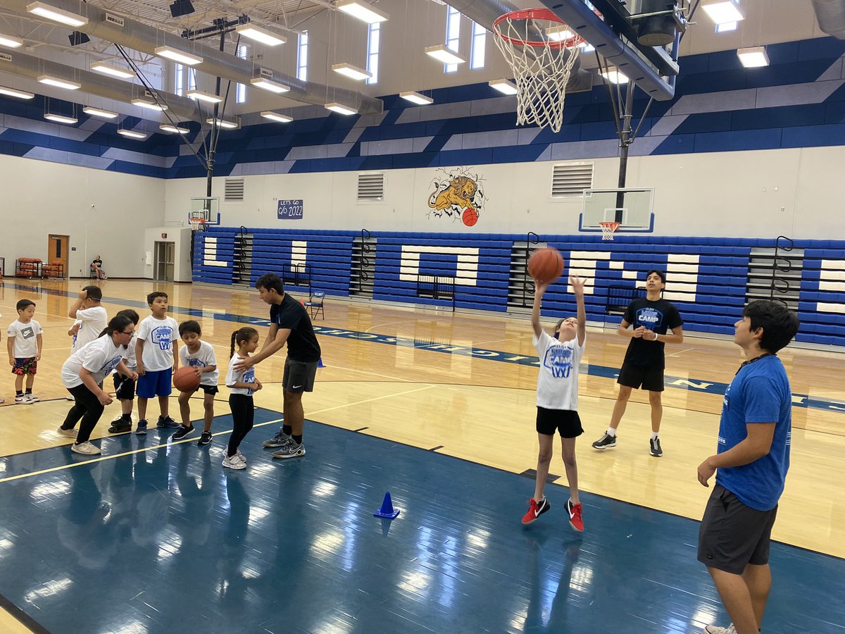 clintlionsbball's tweet photo. Last Day of our Youth Basketball Camp!! Kids worked hard and had fun. Thank you parents, Volunteer Coaches, and @CookieSanchez10 for everything. 
#CHSLionsBball #WeAreClint #WinTheDay #LionPride https://t.co/1ziDrb07dL