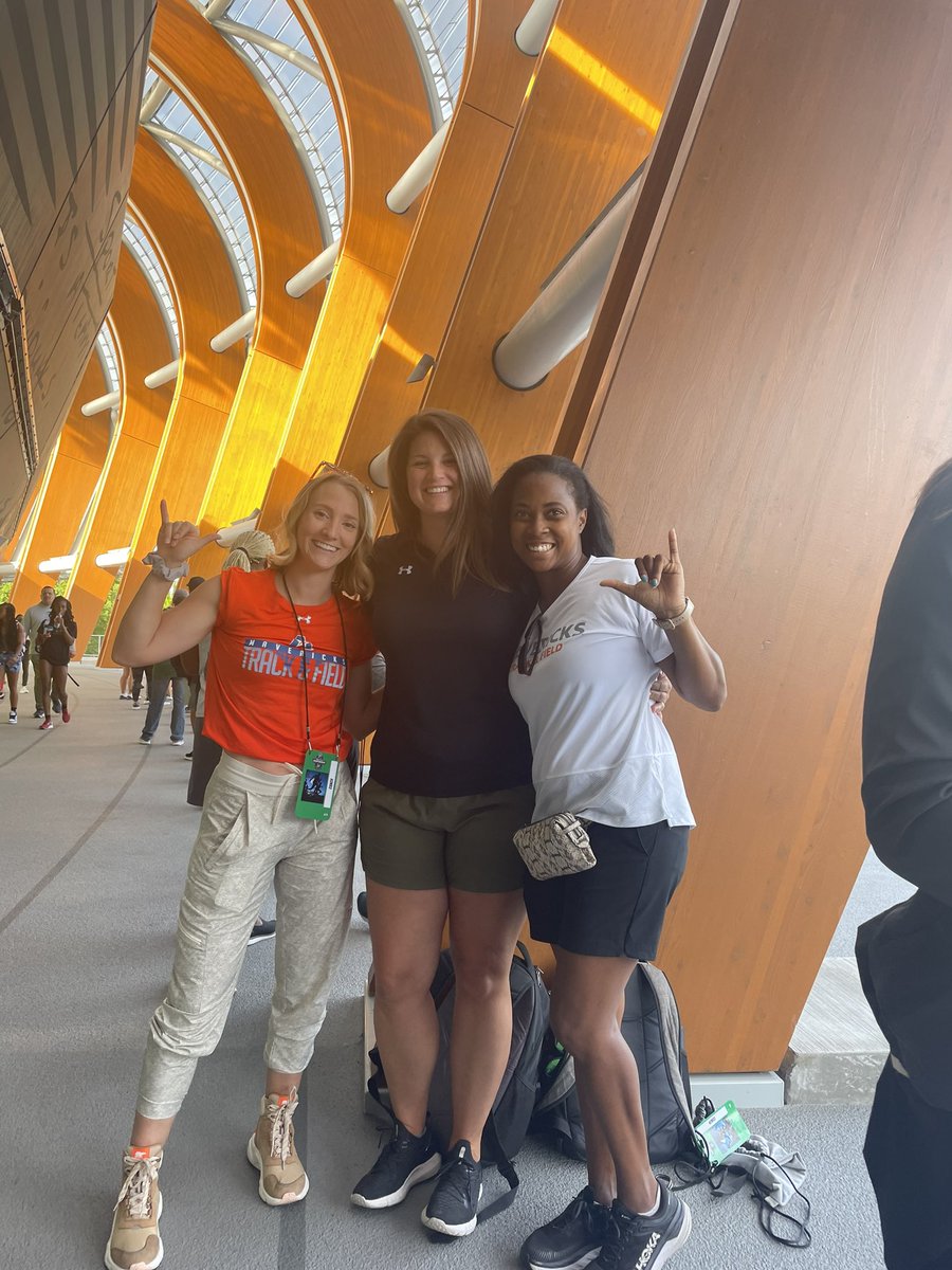 UTA T&amp;F Staff Ladies are ready for first day of women’s events! Mav up! 🤙 
#NCAATF <a href="/UTAMavsTFXC/">UTA Track&Field/XC</a>