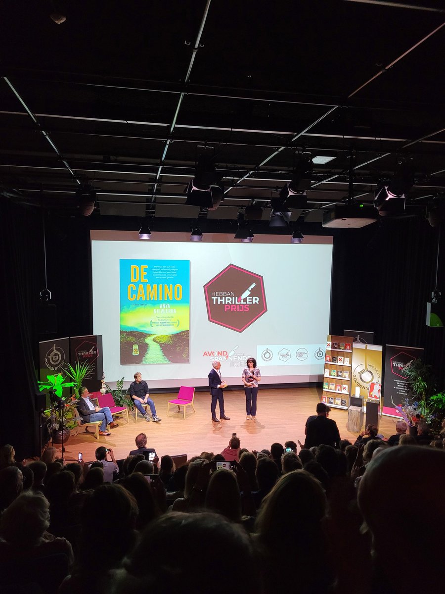 De <a href="/Hebbannl/">Lezerscommunity Hebban.nl</a> thrillerprijs is dit jaar gewonnen door @anyaniewierra! 🥳 Gefeliciteerd Anya, dik verdiend. 😘 #avondvanhetspannendboek #hebban #boekperweek #lezen #boek #boeken #thriller #thrillers
