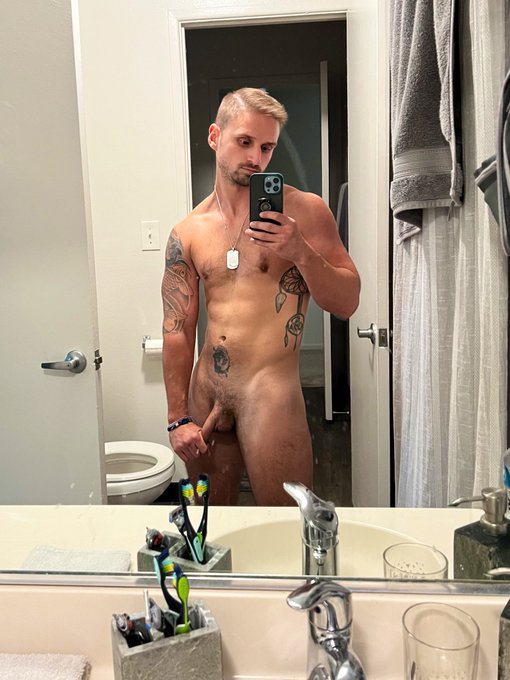 1 pic. I think I need to clean my mirror ? just need someone to clean me ??? https://t.co/q4MP5KCb3B