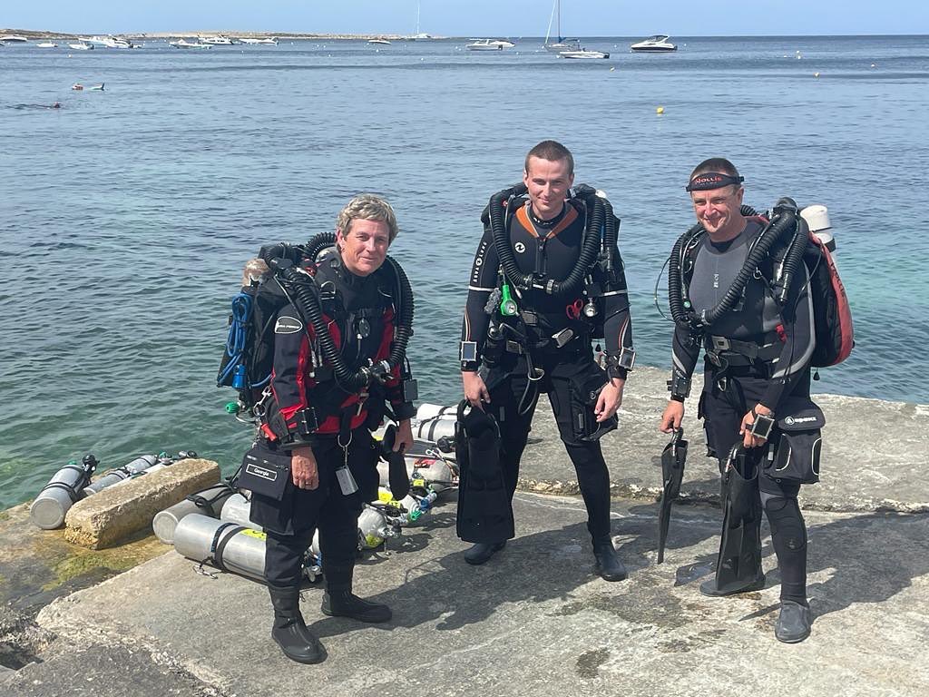 PADI Tec 100 CCR Course Day 1. After a classroom session we undertook a 104 minute dive in the shallows performing various skills and drills whilst juggling 4 bailout cylinders. Came out buzzing 🇲🇹 #PADI #Tec100 #Malta…

📸 instagram.com/p/CemJ6C_DIqn/ via tweet.photo