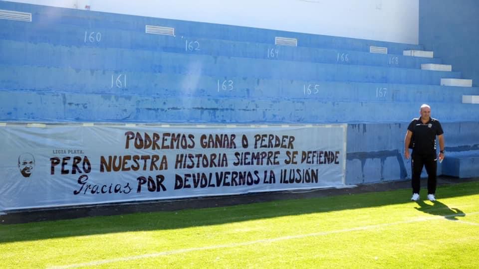 SDTenisca's tweet photo. 𝙅𝙤𝙨𝙚́ 𝙅𝙪𝙖𝙣 𝘼𝙡𝙢𝙚𝙞𝙙𝙖 𝙘𝙤𝙢𝙖𝙣𝙙𝙖𝙧𝙖́ 𝙚𝙡 𝙥𝙧𝙤𝙮𝙚𝙘𝙩𝙤 𝙙𝙚 𝙡𝙖 𝙎𝙤𝙘𝙞𝙚𝙙𝙖𝙙 𝘿𝙚𝙥𝙤𝙧𝙩𝙞𝙫𝙖 𝙏𝙚𝙣𝙞𝙨𝙘𝙖

Nuestro míster no se baja del barco y dirigirá un año más al club

Vuelve la dupla deportiva que tantas alegrías nos ha dado

#VamosLosBlancos https://t.co/mzz3KQPobP