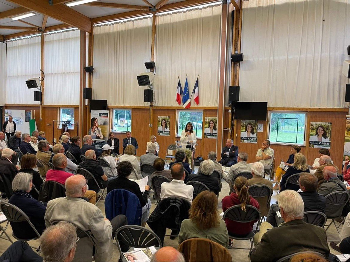 Anne_Cabrit's tweet photo. 👉Salle comble pour ma dernière réunion publique à Rambouillet

Quel plaisir de retrouver les Rambolitains en compagnie de Monsieur le Président @gerard_larcher, Madame le Maire @VMatillon, @ToineBourrat, @thomasgourlan @emmanuelD78, @GeoffroyBax et Clarisse Demont 🤝

#circo7810 https://t.co/u4369KYXtu