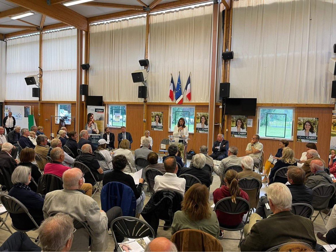 👉Salle comble pour ma dernière réunion publique à Rambouillet Quel plaisir de retrouver les Rambolitains en compagnie de Monsieur le Président @gerard_larcher, Madame le Maire @VMatillon, @ToineBourrat, @thomasgourlan @emmanuelD78, @GeoffroyBax et Clarisse Demont 🤝 #circo7810