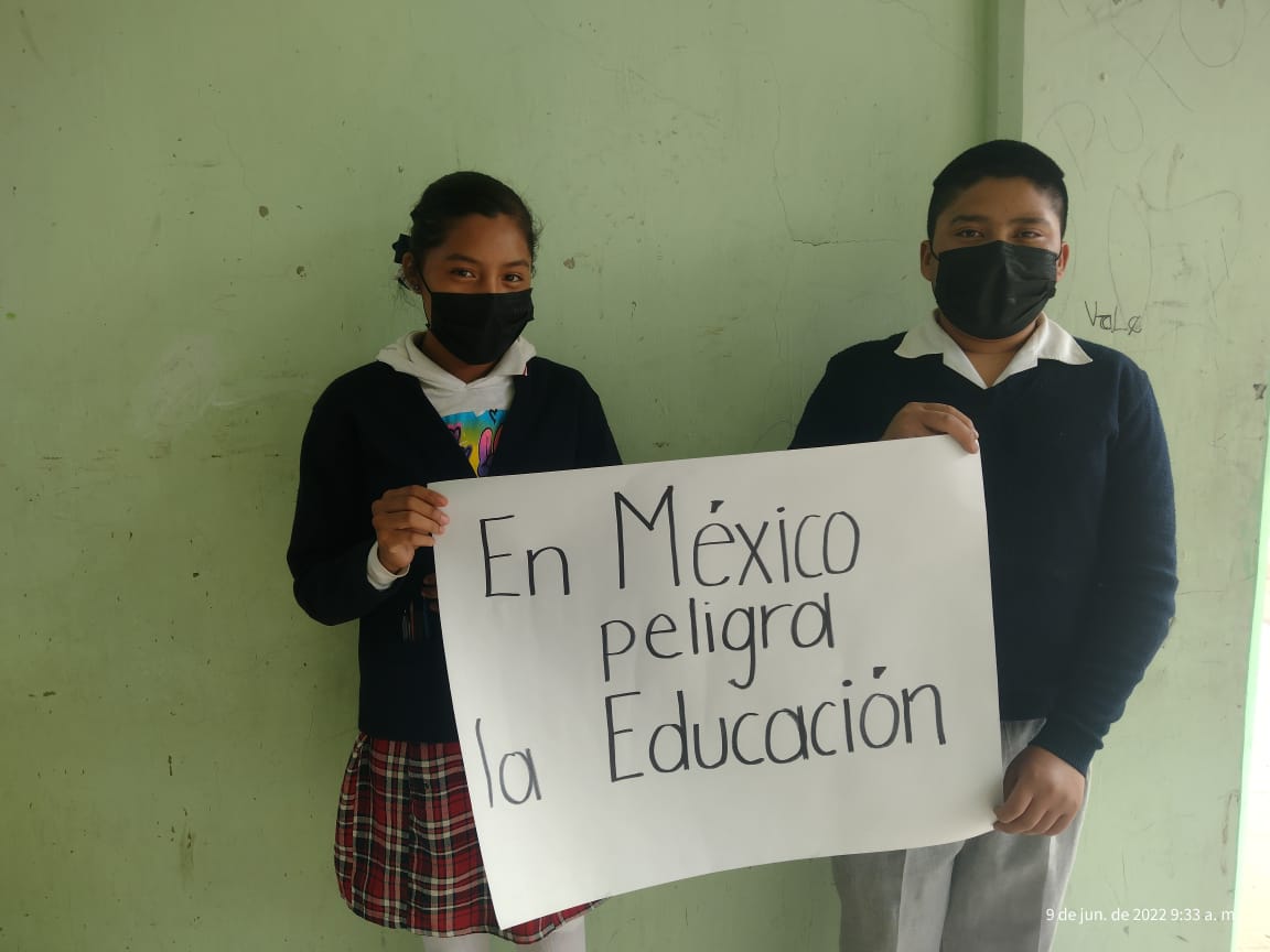 Fnerrr_Chimal21's tweet photo. #AlMomento 

La Federación Nacional de Estudiantes Revolucionario Rafael Ramírez en el nivel secundarias se manifiestan a través de cartulinas que priva la educación de calidad a la mayoría de los jóvenes en el país. https://t.co/jwqV5d7ze3