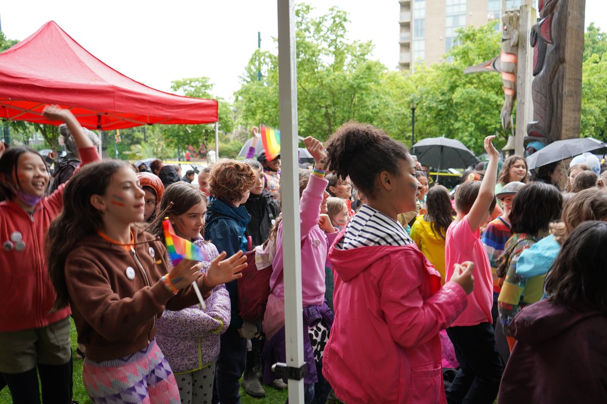 VSB39's tweet photo. Despite the rain today, over 100 staff, students and members from the Vancouver community gathered outside the Education Centre to show their love and support for the 2SLGBTQ+ community. Thank you to everyone that joined us to sing, dance and celebrate #VSBPride๐ #Pride2022 https://t.co/KtIMu4VB9a