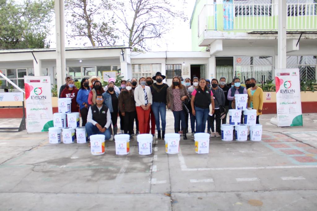 evelyn_osornio_'s tweet photo. 👧👦🏫 Nuestros niños merecen los mejores espacios para su educación, junto a personal educativo y la sociedad de padres de familia entregamos impermeabilizante y pintura a la Escuela Primaria Alfredo del Mazo en #SanPablo #Autopan. Siempre es un gusto ser parte de sus gestiones. https://t.co/GscYAANAID