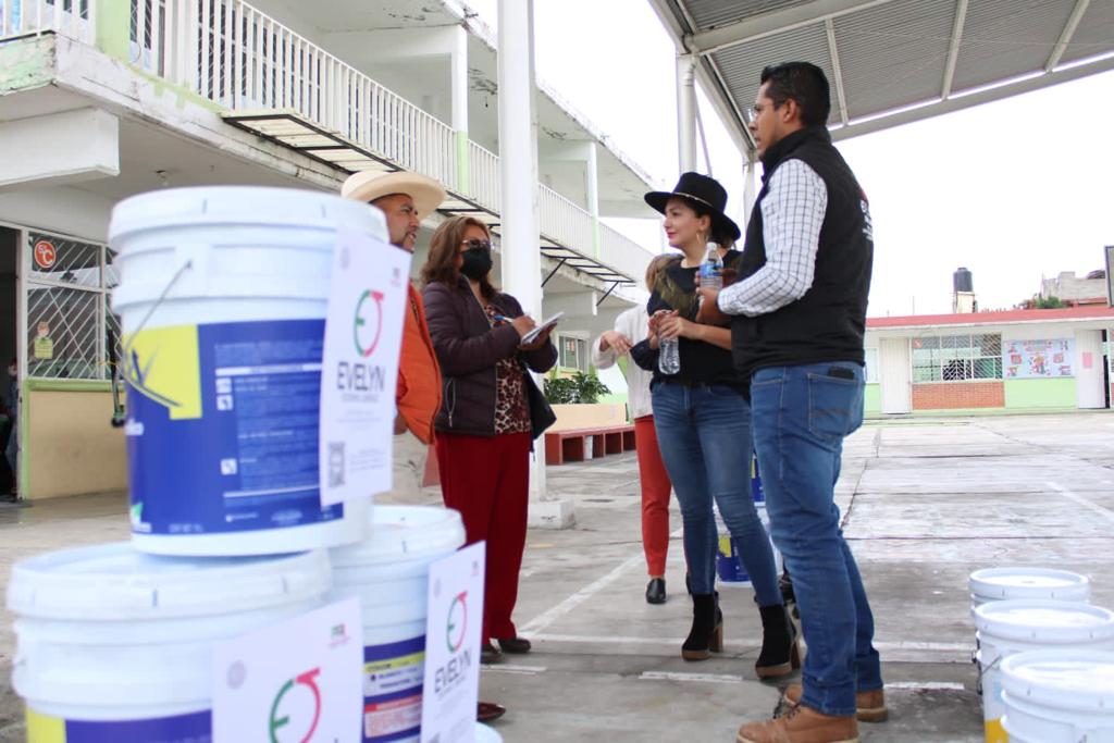 evelyn_osornio_'s tweet photo. 👧👦🏫 Nuestros niños merecen los mejores espacios para su educación, junto a personal educativo y la sociedad de padres de familia entregamos impermeabilizante y pintura a la Escuela Primaria Alfredo del Mazo en #SanPablo #Autopan. Siempre es un gusto ser parte de sus gestiones. https://t.co/GscYAANAID