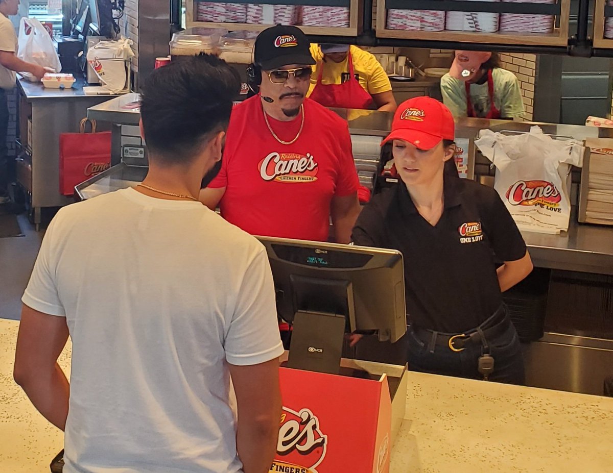 raisingcanes's tweet image. Who knows Iced Tea better than Ice-T? Our newest Crewmember is hard at work preparing for #NationalIcedTeaDay! @FINALLEVEL