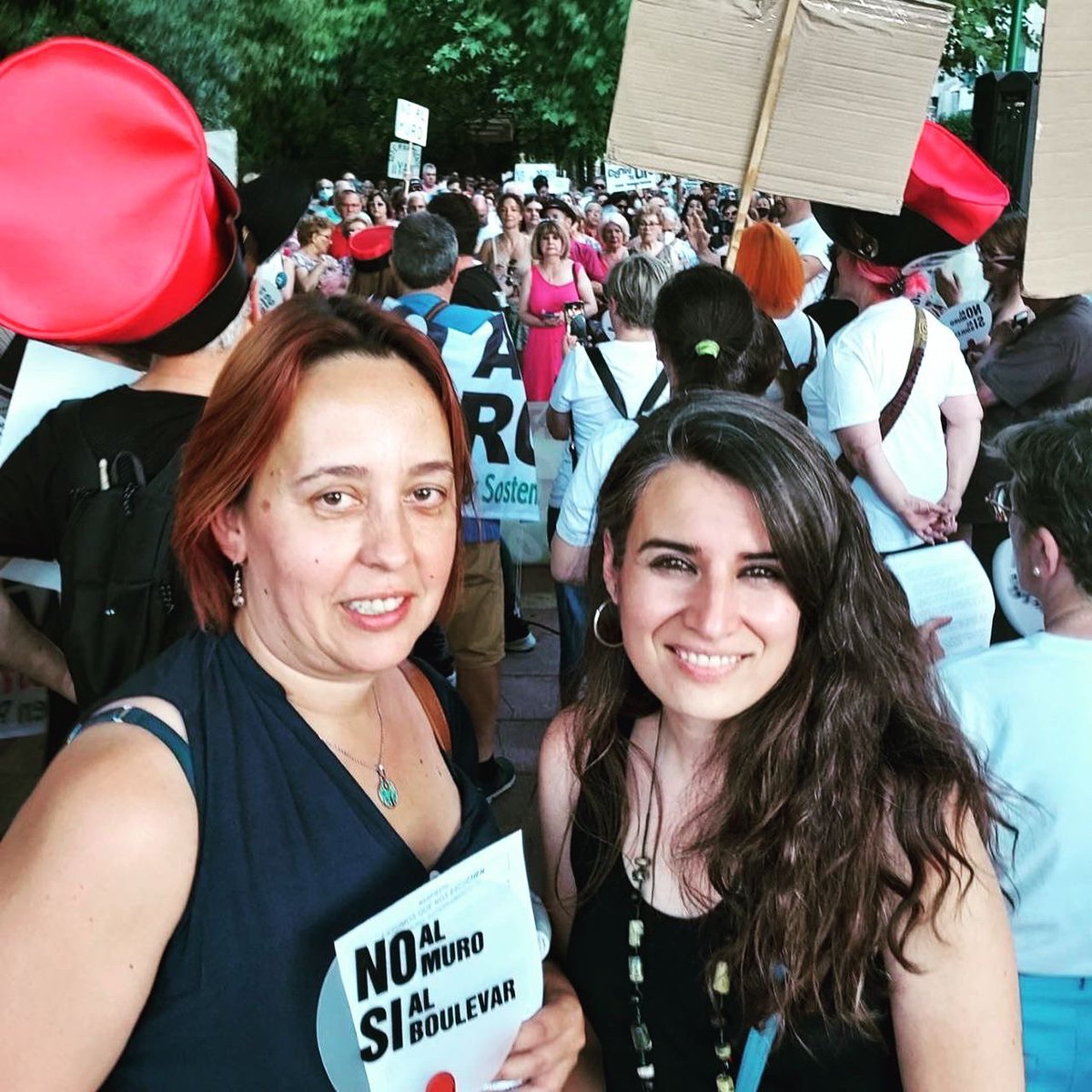IrenedeMiguelEx's tweet photo. El tren debe de conectarnos, vertebrarnos y cohesionarnos y poner un muro que divida la ciudad de Navalmoral es todo lo contrario a eso. 

Estamos a tiempo de soterrar las vías y que se haga justicia con Navalmoral de la Mata. 

No al Muro!!! https://t.co/QuOzu1jDfT