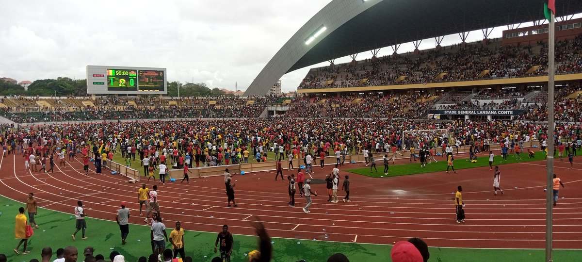 ActuSportTV's tweet photo. #SyliNational 🇬🇳⚽ #GUIMWI
Envahissent de la pelouse du stade de Nongo par des supporters...juste après le coup de sifflet final
#totalEnergies @fgfofficiel @vivesyli224 https://t.co/oem8ilibsk