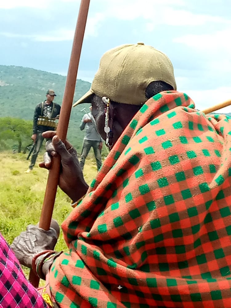 m_olengadory's tweet photo. Our lives are in danger now he is a soldier carrying explosives he is ready to fight the Maasai we are not leaving ngorongoro @SuluhuSamia https://t.co/FaGe5Gpb8M