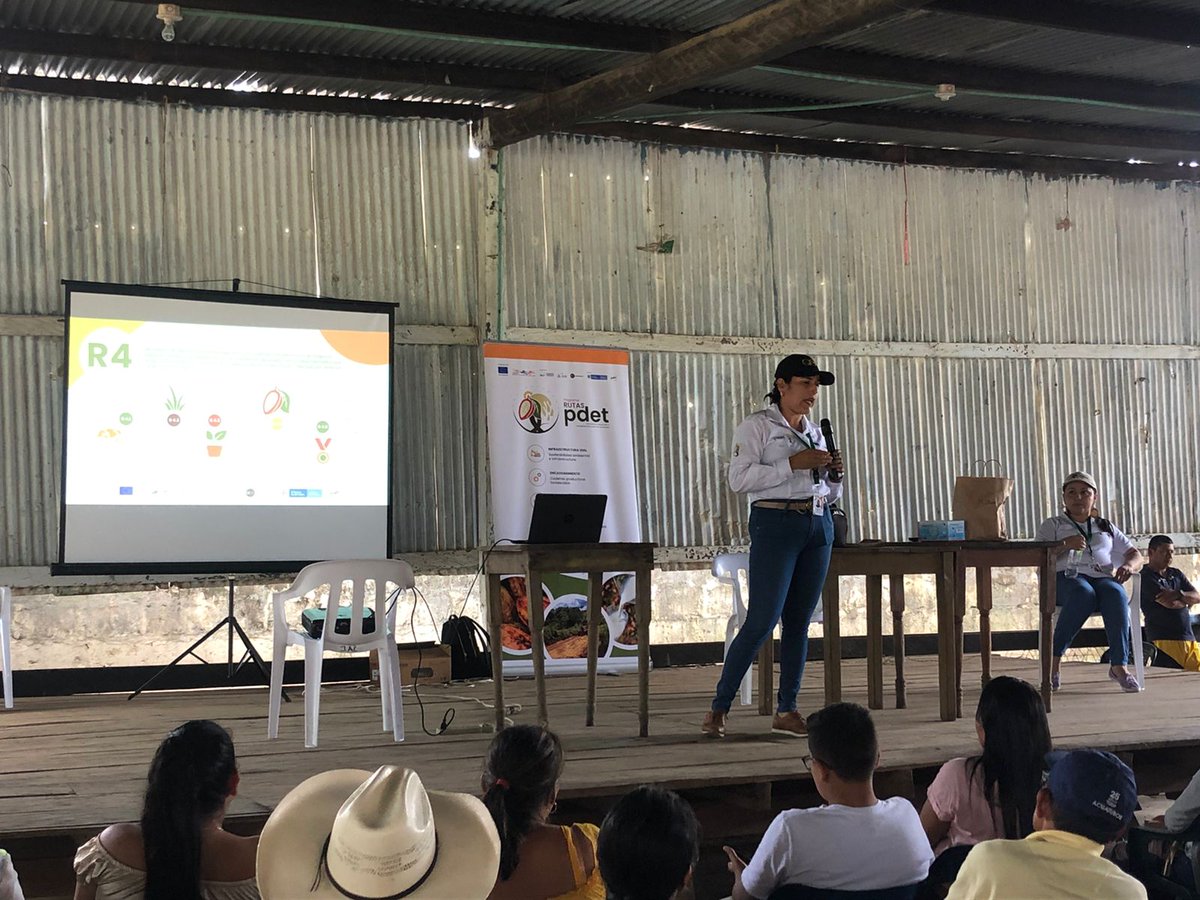 BiovIntCIAT_esp's tweet photo. 🇨🇴 Socialización con 93 familias del municipio de San Vicente del Caguán (Caquetá) beneficiarias del Programa #RutasPDET del #FondoEuropeoParaLaPaz 🕊️ en pro de la #GanaderíaSostenible para liberación de áreas intervenidas con pasturas y la re forestación y protección de bosques. https://t.co/y9cueAb25g
