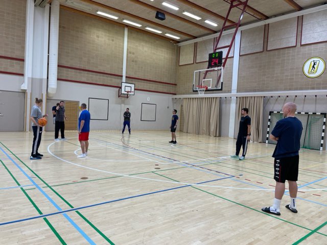 LePyn valmentajat kokoontuivat pohtimaan seuran valmennuksen linjauksia. Koulutuksessa saatiin luotua yhteisiä "sääntöjä" puolustukseen sekä jaettua ajatuksia erilaisista puolustusmuodoista. Tulossa on loistava kausi, kun nämä valmentajat pääsevät vauhtiin. 🔥

#OranssiPerhe 🧡🏀