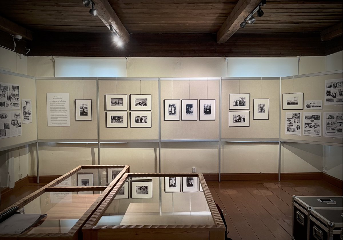 Valokuvaaja, tukkikirjuri, maalarimestari, ompelukonekauppias, vakuutusasiamies ja petkuttaja Rudolf Salomaa asui sata vuotta sitten Ilomantsin Möhkössä. Tutkimus poiki pikkuruisen näyttelyn Salomaan valokuvista Möhkön ruukin entiseen pytinkiin lähelle itärajaa. #Ilomantsi #uef