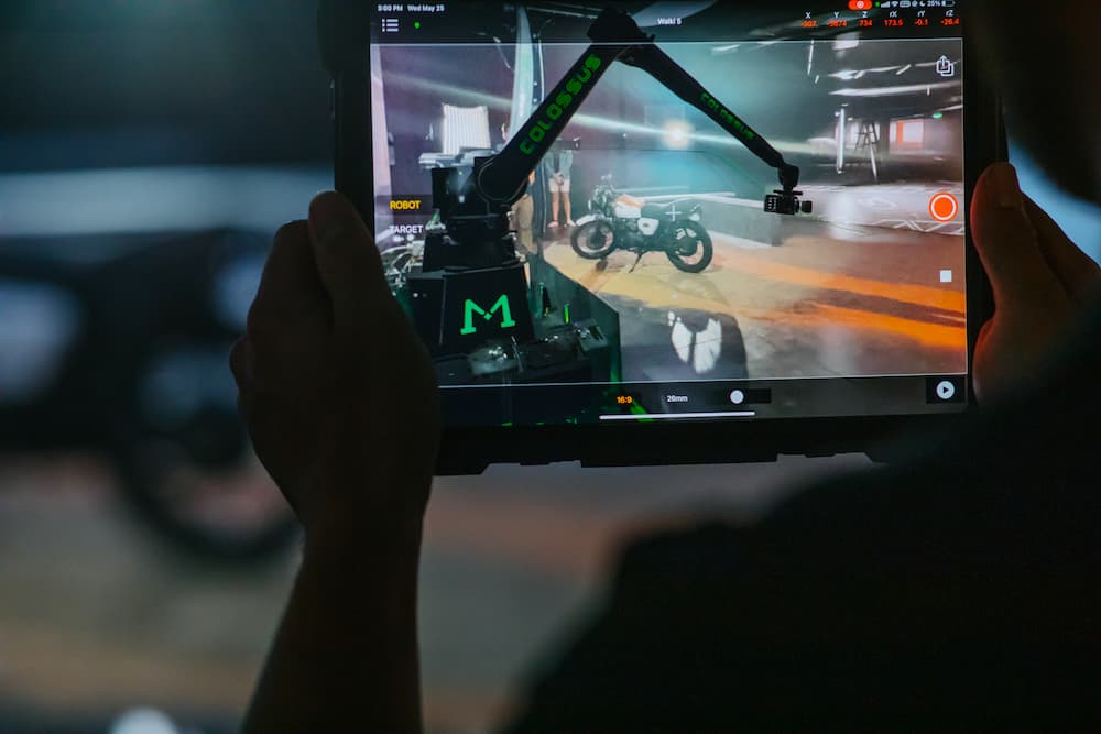 I have experienced the future of filmmaking firsthand. It’s a mix of Mandalorian-esque virtual production and robotic camera arms that you can now control with an iOS device. Check out my review of the new Motorized Precision app on <a href="/PremiumBeat/">PremiumBeat by Shutterstock</a> 👉 premiumbeat.com/blog/use-ipad-…