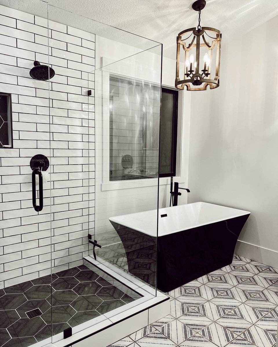 The sleek Dax Double Ended Freestanding tub in gloss black is the epitome of modern elegance in this contemporary monochrome bathroom space.

📸: @thebarnwoodfarmhouse

Shop Now: vintagetub.com/randolph-morri…​

#bathtubs #bathtub #bathroomdesign