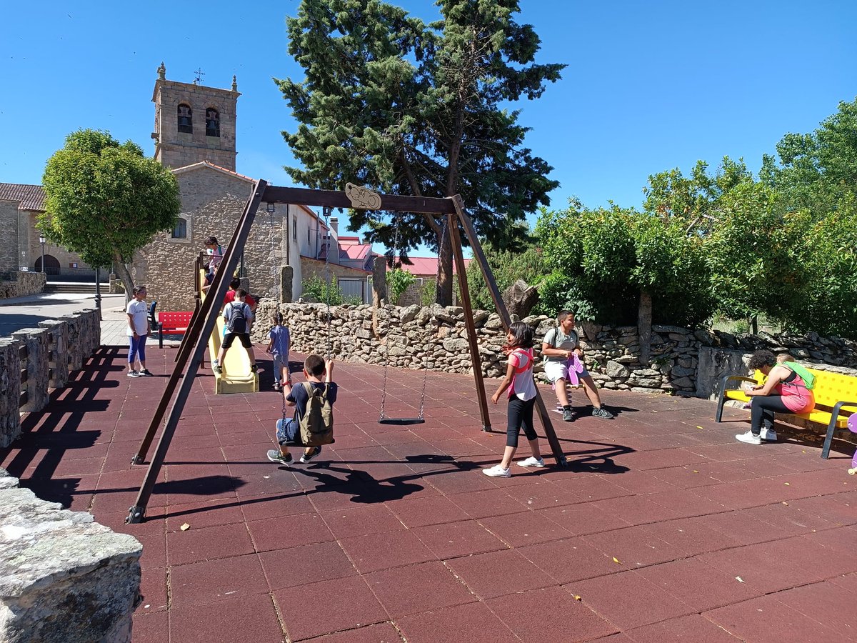 CraSayago's tweet photo. ¡En mi cole, vida saludable! Un agradable paseo en bici hasta Villar de Buey para apreciar la ganadería extensiva de vacuno de la raza sayaguesa. Junto con la degustación de su carne. #MugadeSayago #VillardelBuey
#razasayaguesa #Arribes #Sayago
#EducacionAmbiental @cfiezamora https://t.co/gH54Ji9AOb