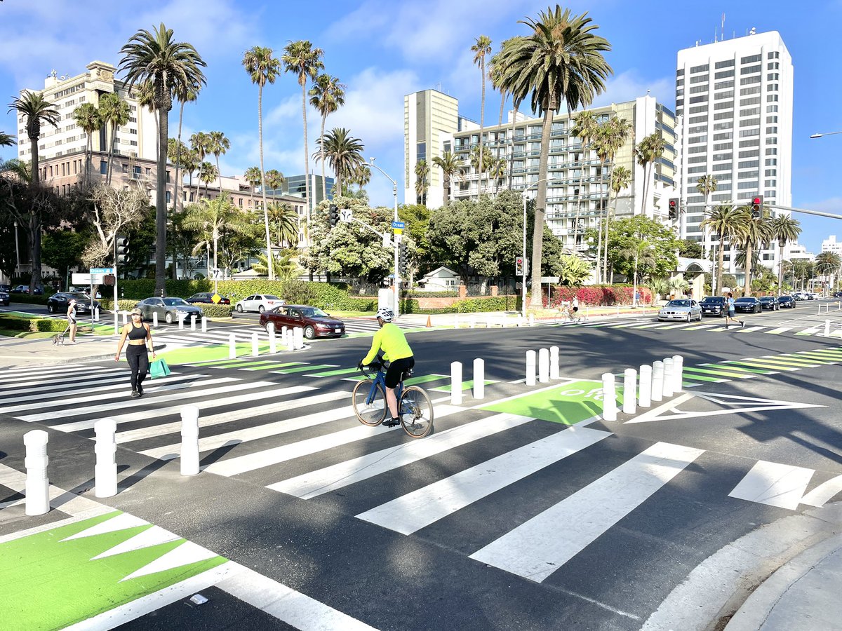 sirinyamatute's tweet photo. Via @Spottnik, this is Ocean Ave. &amp; California Ave. in #SantaMonica (next to the California Incline.) So Much Bike Infrastructure! This definitely says you can bike here, and I love it. #friendlyroad #bikefriendlysantamonica #bikesm https://t.co/PLtMzoKbSn