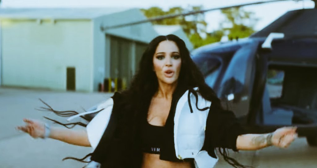 snipsii93's tweet photo. Can we talk one second how pretty @officialtulisa looks on #CharmerVideo 😍🔥
The female boss is back 💪
#NdubzFam #Ndublet https://t.co/Ul8vnwz9EG