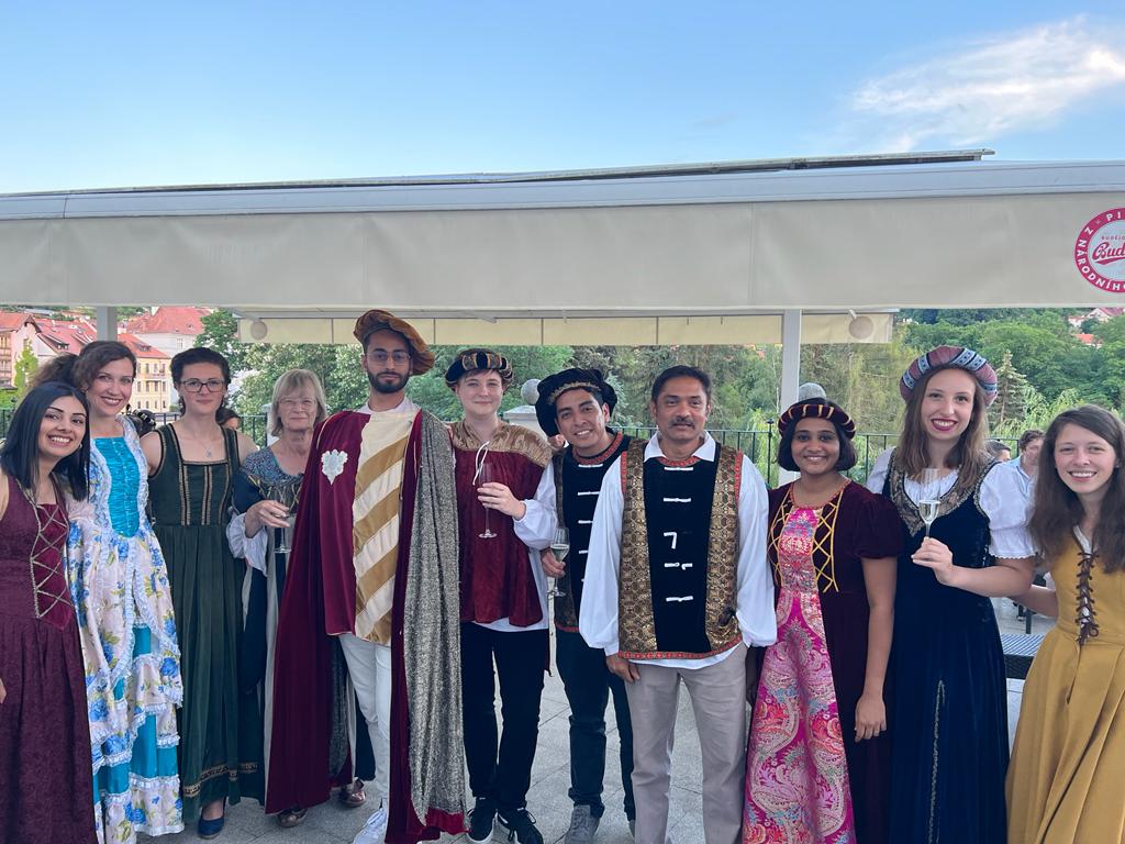 Another #scnac2022 dinner photo. With <a href="/MeganDNA/">Megan Lambert</a> , @PhDAdventure1 , <a href="/PrietoTayler/">Tayler David Prieto</a>  and other <a href="/ETN_Nature/">NATURE-ETN</a> participants and others.