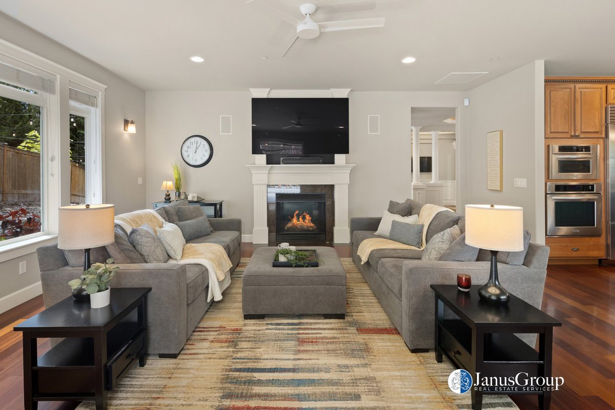 JanusGroupRE's tweet photo. 🍽 Terrific kitchen with island, pantry, Sub Zero, gas cooking
🔊 Whole home audio system
📏 2,890 sqft of living space
🚘 Three+ car garage with Tesla charger, hydraulic lift
🕵️‍♀️ See all of the photos, details, and learn more: https://t.co/HyNFA7QbAz https://t.co/muzbLaE85S