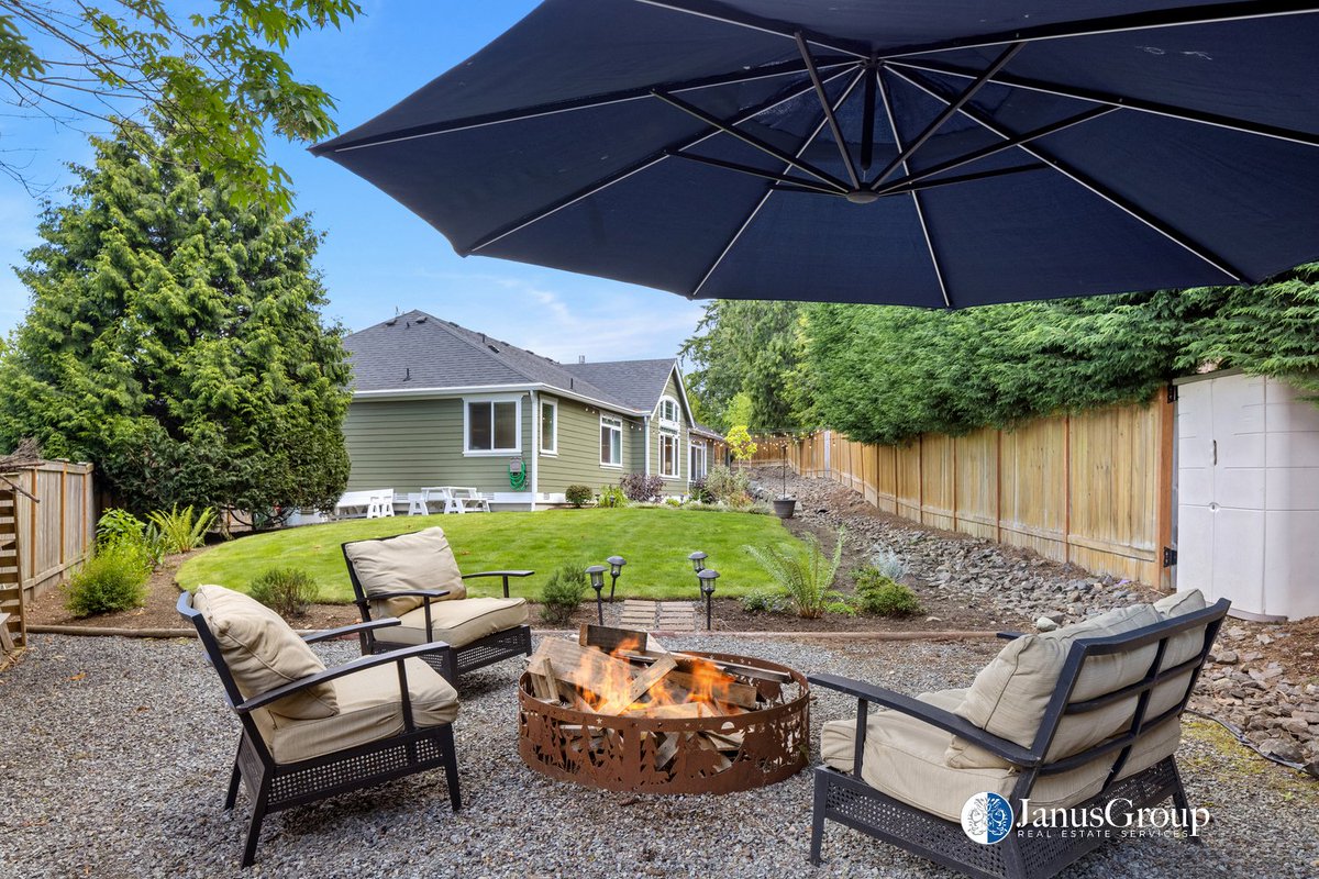 JanusGroupRE's tweet photo. 🍽 Terrific kitchen with island, pantry, Sub Zero, gas cooking
🔊 Whole home audio system
📏 2,890 sqft of living space
🚘 Three+ car garage with Tesla charger, hydraulic lift
🕵️‍♀️ See all of the photos, details, and learn more: https://t.co/HyNFA7QbAz https://t.co/muzbLaE85S
