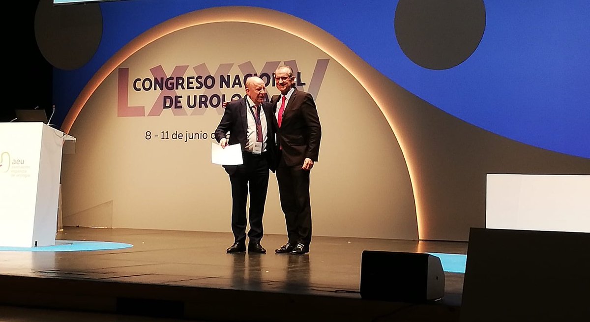 Reconocimiento al Dr. Alvaro Serrano por tu trayectoria tras 4 años de trabajo en la Junta Directiva de <a href="/InfoAeu/">AEU</a> ¡Enhorabuena! #AEU22 #somosclinico