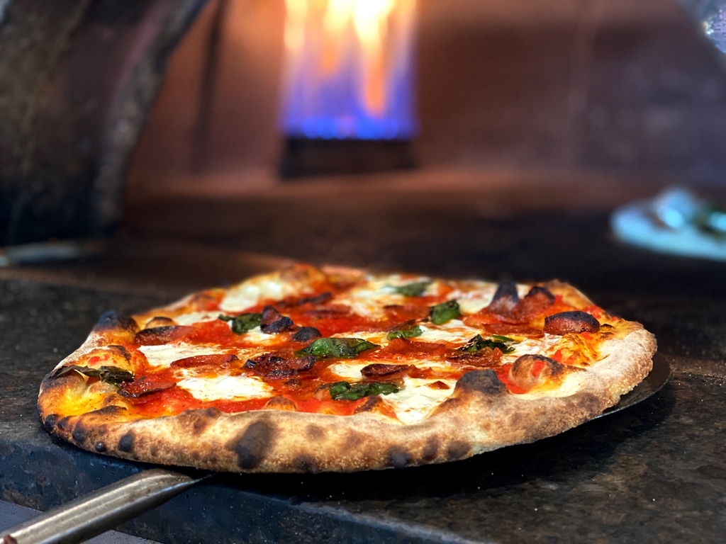 Come enjoy an authentic Crispelli's thin crust fresh out of the oven! 

.

.

.

.

#pizzalove #pizza #italian #foodiegram #instafood #detroiteats #eeeeeats #yum #foodstagram #nomnom #treatyoself