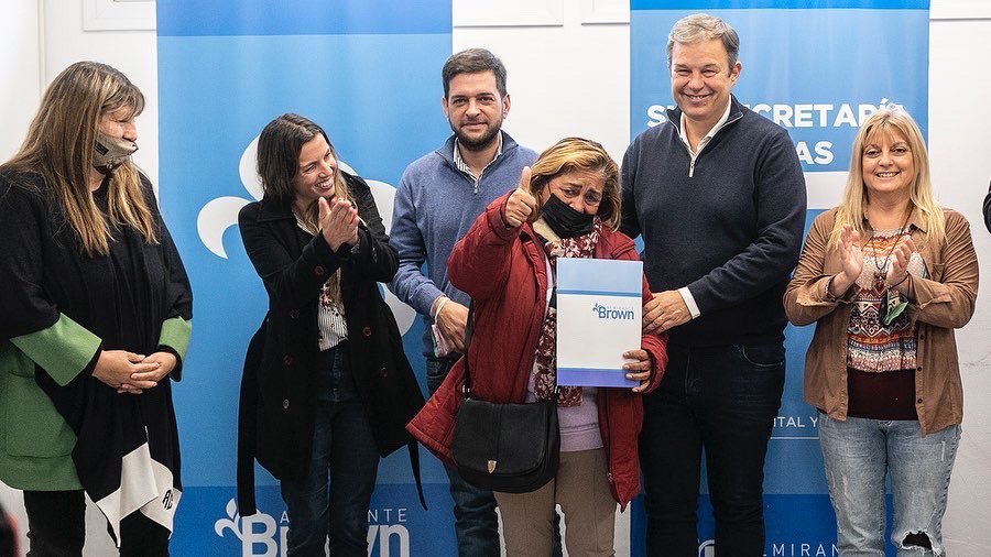 SanndraMariela's tweet photo. En el día de ayer junto a nuestro diputado provincial e intendente municipal se entregaron a nuestros vecinos y vecinas de don Orione subsidios habitacionales . Seguimos trabajando para tener un estado municipal presente ✌️
@CascallaresPJ 
@JuanoFabiani 
@nicolaspj80 https://t.co/9kzljlB6rc