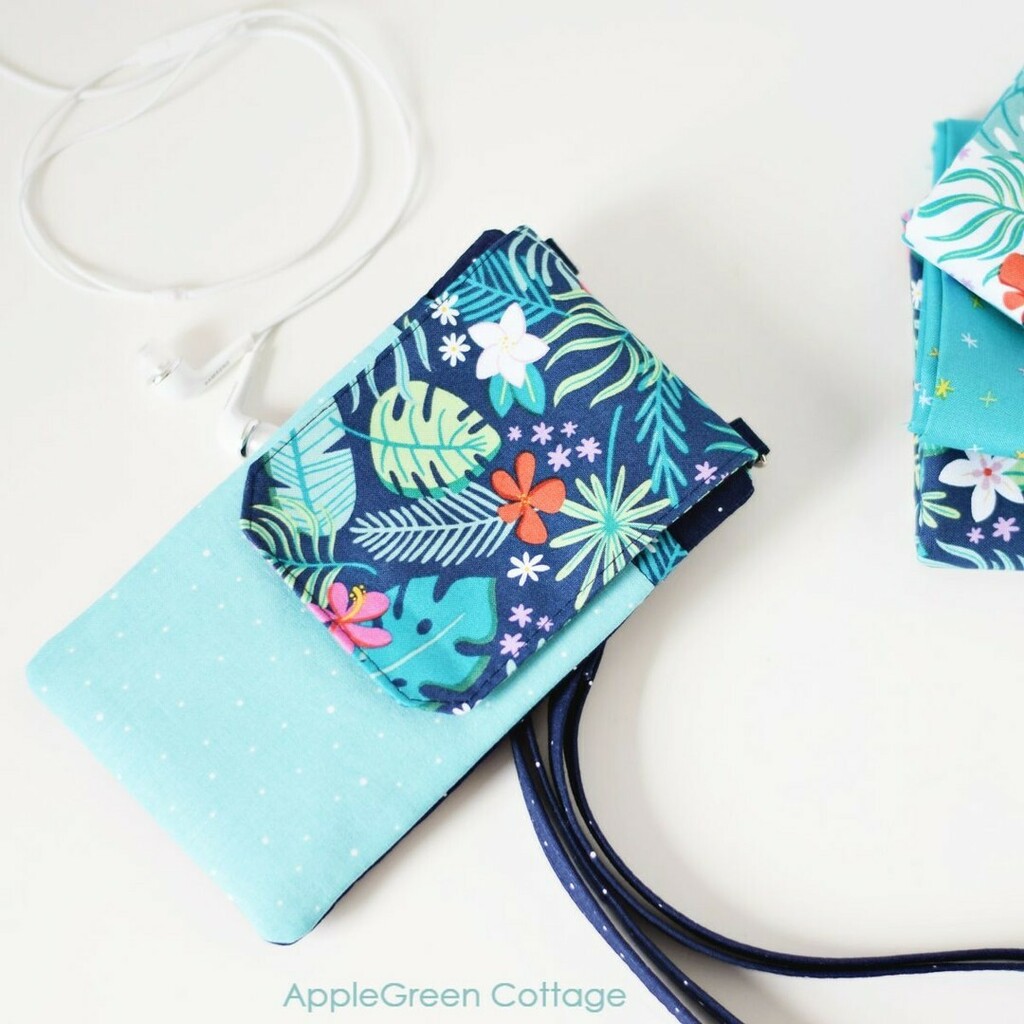 AppleGCottage's tweet image. For all the summer trips 😎- it&apos;s good to have a handy and cute small pouch ready. Check out the pattern to see what&apos;s on the 👀 back of this handy cell phone pouch! 

🥰Pattern:AIDEN Cell Phone Purse (link to shop in bio)

#phonepurse #bagpattern #cell… instagr.am/p/CemKTfAoUkv/