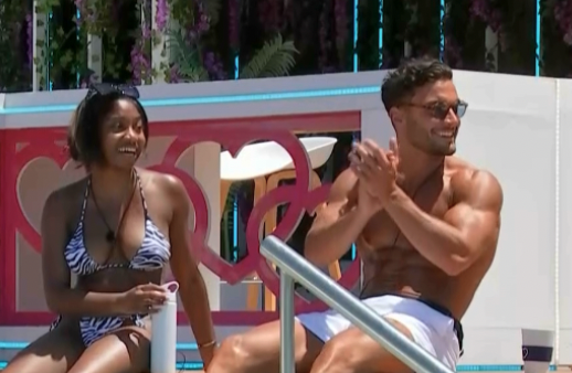 A round of applause for Ekin-Su’s pre-loved dress from eBay 👏 #LoveIsland #eBayxLoveisland