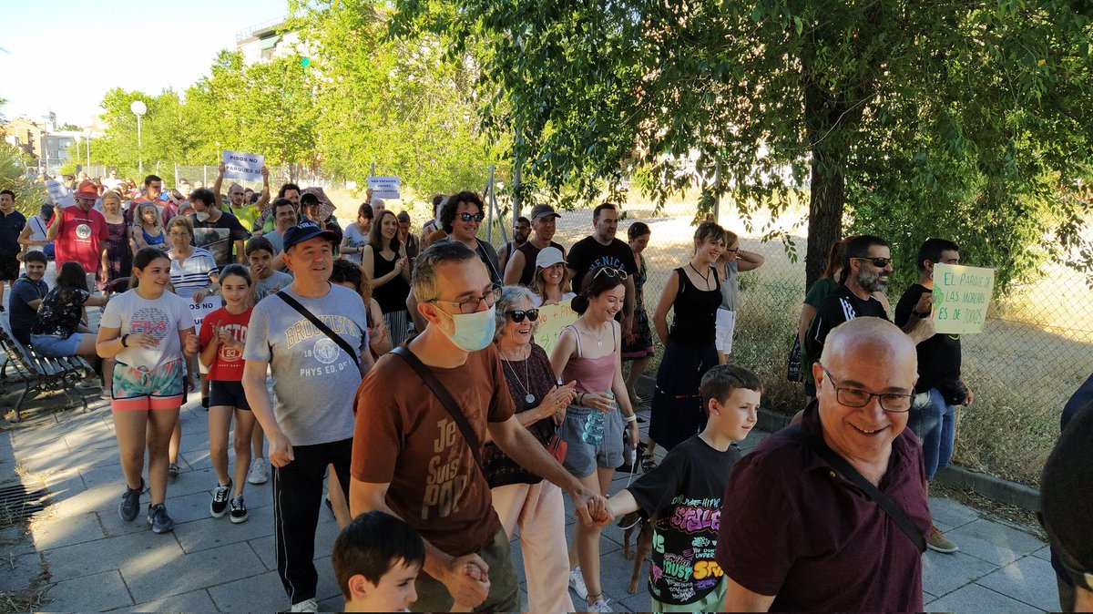 AVCcampamento's tweet photo. Esta tarde vecin@s de Campamento y el distrito hemos salido a reivindicar nuestro Parque de las Moreras. El @Defensagob ha vendido nuestro Parque. Queremos parques y no más pisos. Seguiremos saliendo a la calle hasta conseguir más zonas verdes en nuestro barrio. https://t.co/kyYGaIoK8N