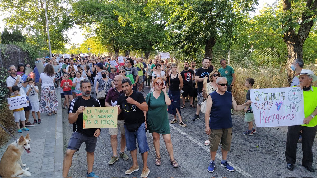 AVCcampamento's tweet photo. Esta tarde vecin@s de Campamento y el distrito hemos salido a reivindicar nuestro Parque de las Moreras. El @Defensagob ha vendido nuestro Parque. Queremos parques y no más pisos. Seguiremos saliendo a la calle hasta conseguir más zonas verdes en nuestro barrio. https://t.co/kyYGaIoK8N