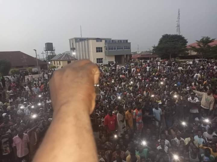 queen_k_00's tweet photo. Owo dwellers in front of the Oba's palace for confirmation of the arrest of the terrorists involved in the Sunday attack.. I pray this is true. #OwoMassacre #OwoChurchMassacre #ondoattack #ondomassacre https://t.co/PgTTMo63vP