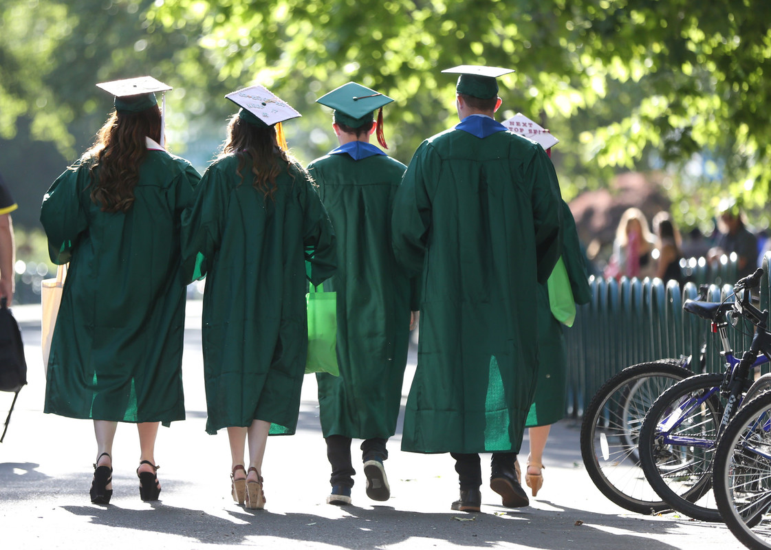 Graduation is right around the corner! Be sure to check the Commencement website for all departmental graduation ceremonies across CAS. We are so proud of this year's graduating class! Go Ducks! 💚💛🦆🎉commencement.uoregon.edu/ceremonies #uocas #uoregon