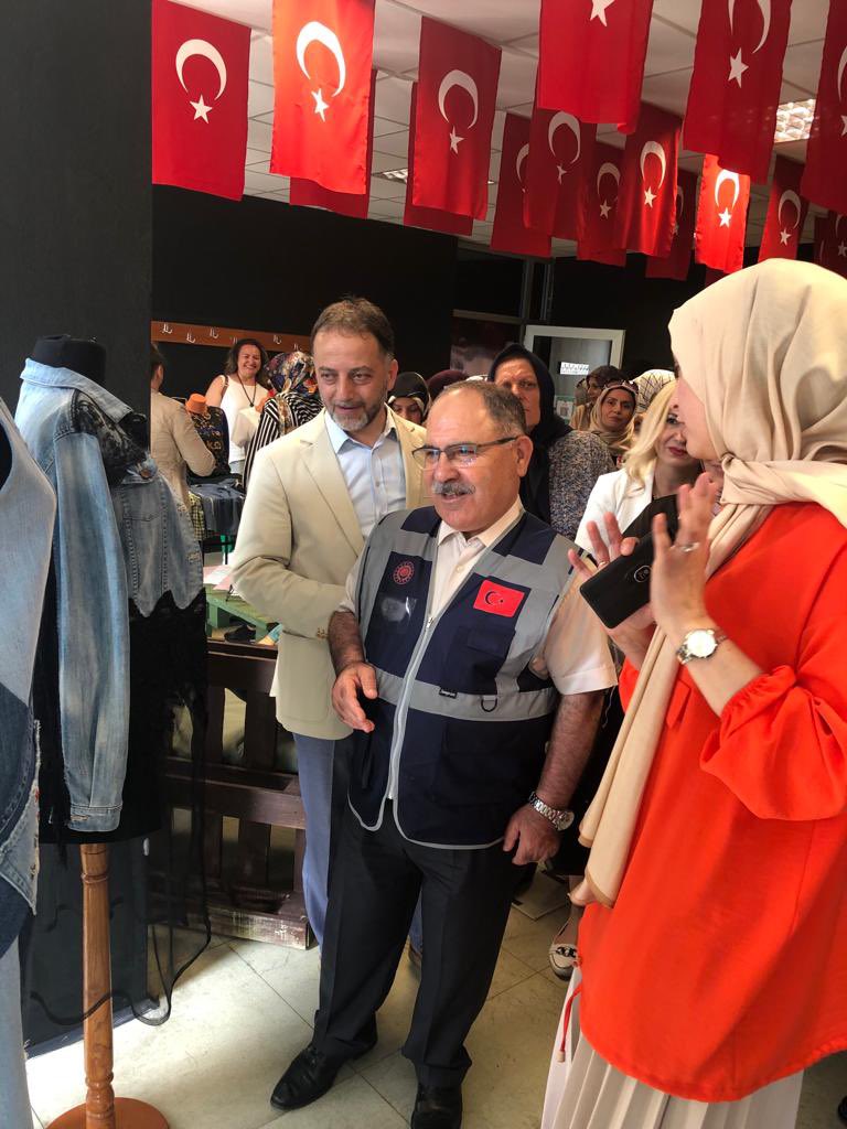 ilkadimhem's tweet photo. #HayatBoyuÖğreniyorum

Burası @ilkadimhem 

Geri dönüşüm ve sıfır atık sergimizi @SamsunKultur @adnanipekdal ve @Samsun_Cevre  @bolatomer05 İl Müdürlerimiz ile birlikte açılışını gerçekleştirdik 
@gnkeklik @gokhanmurat1 @zerersoy1 @zulkifdagli @sdulger43 @mebhbogm @EmineErdogan https://t.co/kDdcGkoQ2s