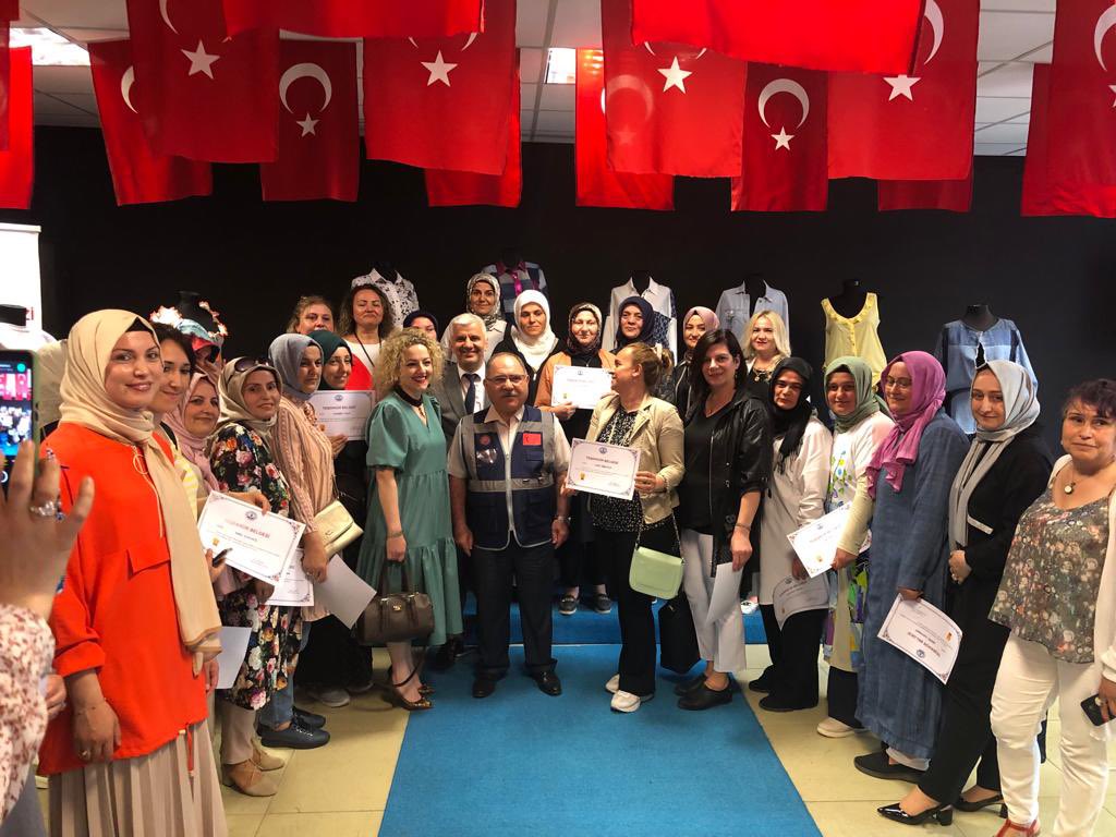 ilkadimhem's tweet photo. #HayatBoyuÖğreniyorum

Burası @ilkadimhem 

Geri dönüşüm ve sıfır atık sergimizi @SamsunKultur @adnanipekdal ve @Samsun_Cevre  @bolatomer05 İl Müdürlerimiz ile birlikte açılışını gerçekleştirdik 
@gnkeklik @gokhanmurat1 @zerersoy1 @zulkifdagli @sdulger43 @mebhbogm @EmineErdogan https://t.co/kDdcGkoQ2s
