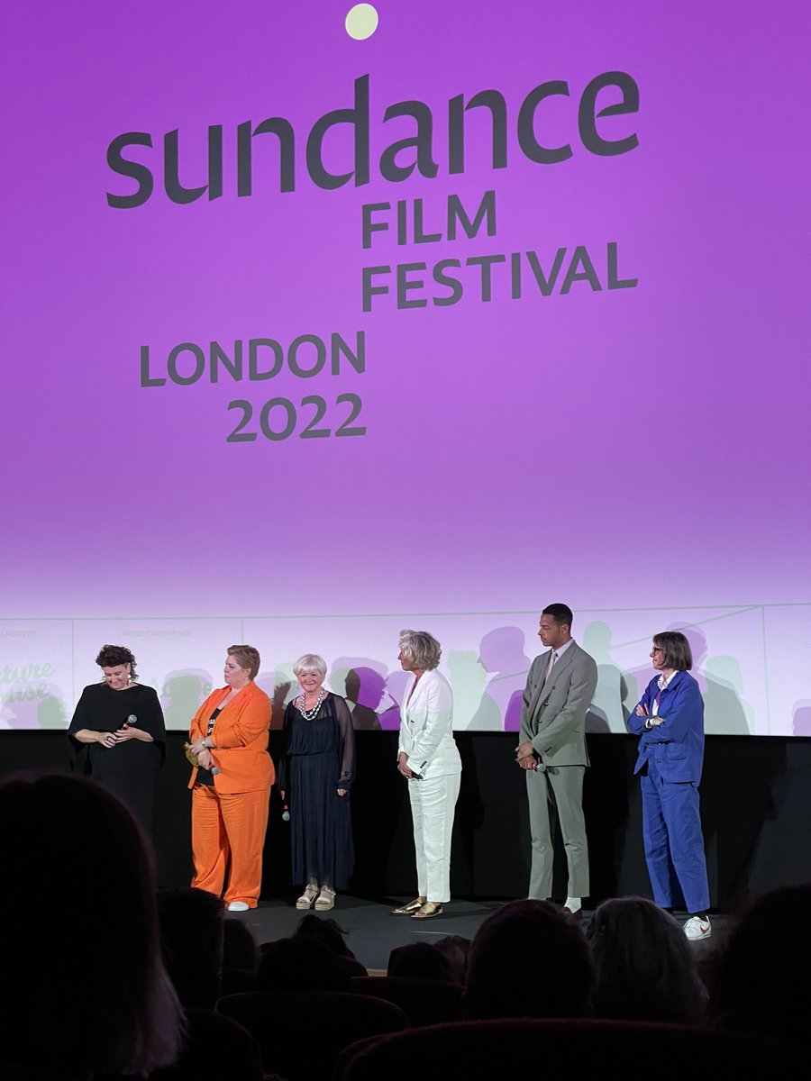 Filme geç kaldım ve kapıda sahneye çıkmayı bekleyen Emma Thompson ve film ekibi ile karşılaştım.
Emma: Neredeydin?
Ben: Çok güzel görünüyorsunuz!
Emma: Sen de çok güzel görünüyorsun!
😭😭😭😭😭😭😭😭😭😭  arkadaşlar 😭🥹🥹🥹