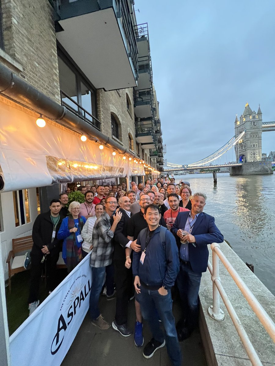 How much goodness can you pack in one #ohana pic? We’re at the <a href="/LDNsCall/">Londons Calling</a> MVP and Speakers Dinner!