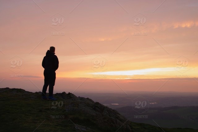 avaliz93's tweet image. Curtis finally being able to rest, knowing that Ekin-su will ensure everyone’s ready for the morning #LoveIsland