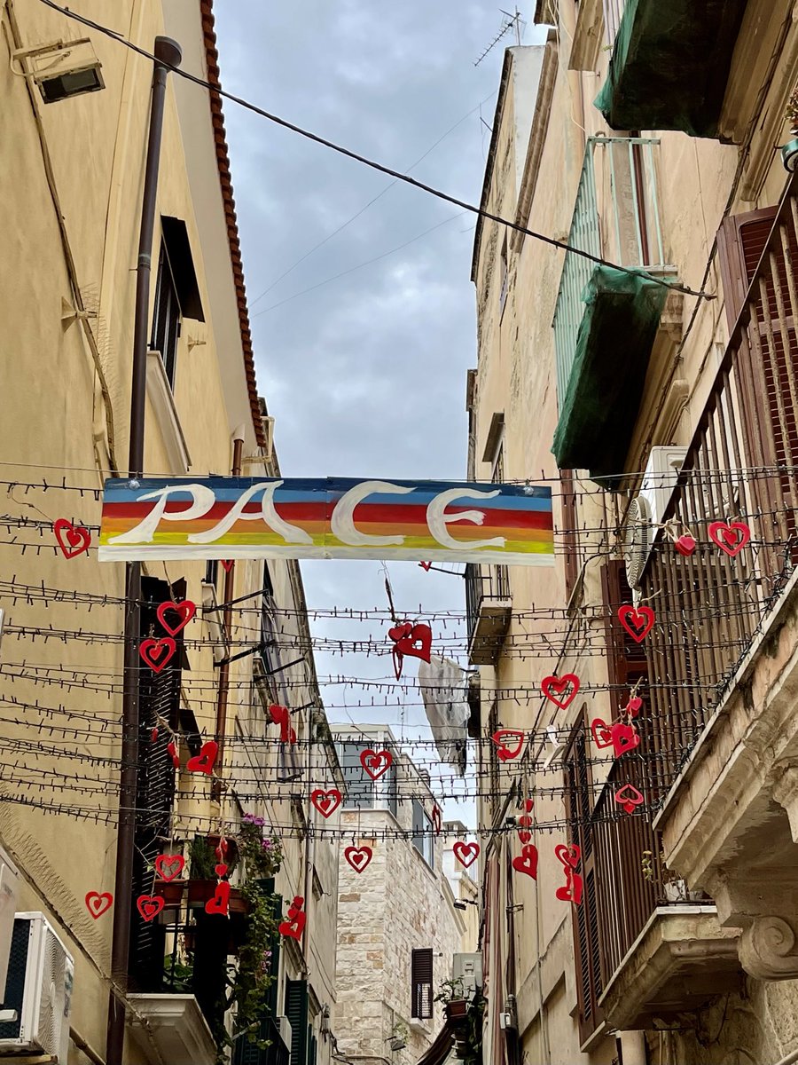 KPitkevica's tweet photo. Varavīksnes karogs ar lieliem baltiem burtiem PACE (miers) ir Miera karogs, tam ir nozīmīga vieta Itālijas vēsturē (tas ir pretkara karogs!) un šodien 🇮🇹 tas ir ik otrā logā. 

Būtu neiedomājami, ja par šo karogu skatuves priekšā kādu aizturētu. 
Tā taču notiek tikai Krievijā. https://t.co/N8Kspncm04