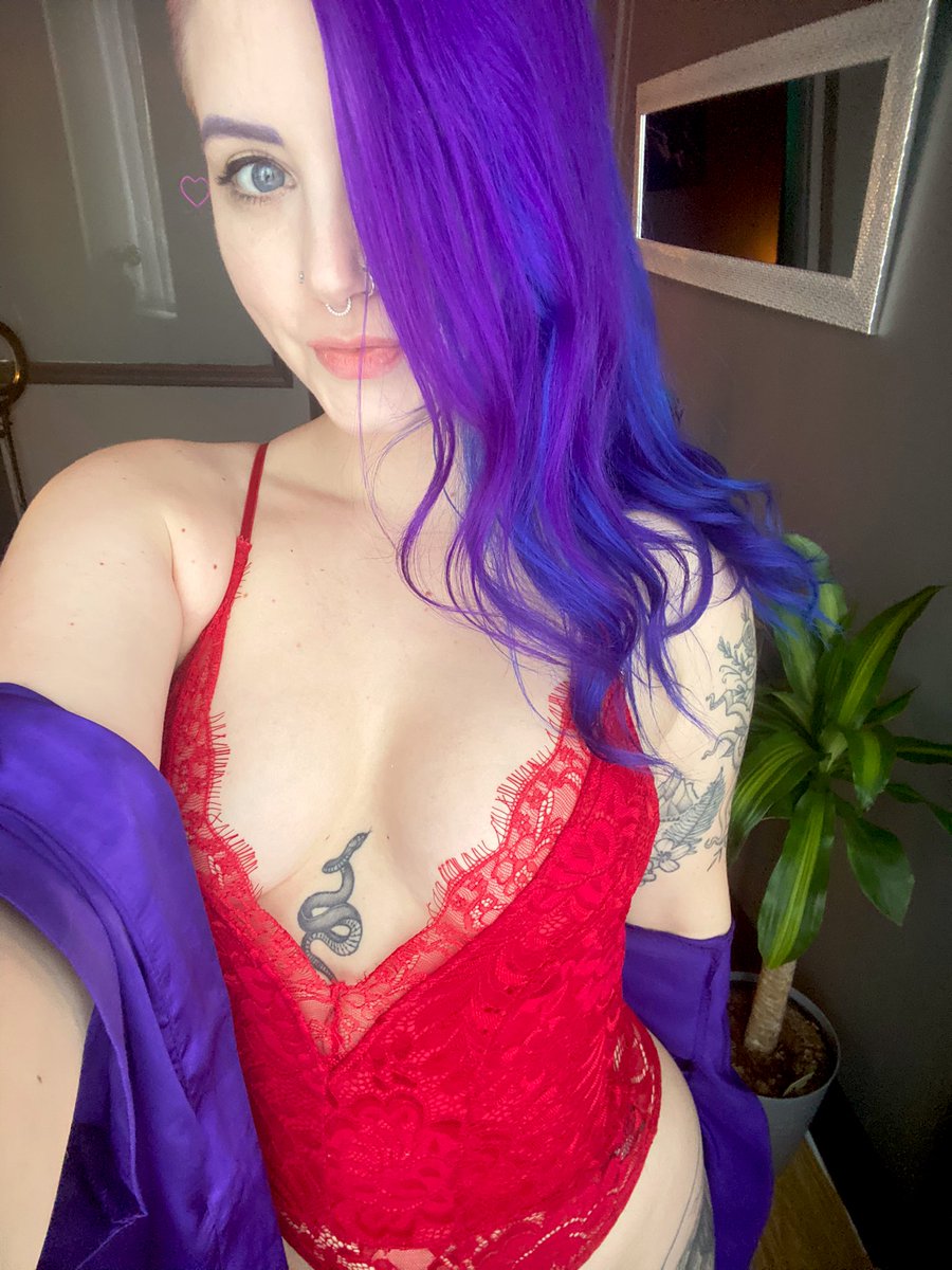 itsyaboydev's tweet photo. I forgot how cute I look in red 😻 #RT4RT https://t.co/r3GK5iIrJS