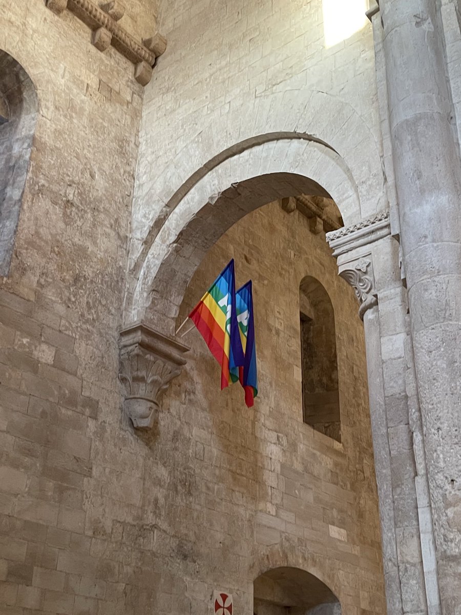 KPitkevica's tweet photo. Varavīksnes karogs ar lieliem baltiem burtiem PACE (miers) ir Miera karogs, tam ir nozīmīga vieta Itālijas vēsturē (tas ir pretkara karogs!) un šodien 🇮🇹 tas ir ik otrā logā. 

Būtu neiedomājami, ja par šo karogu skatuves priekšā kādu aizturētu. 
Tā taču notiek tikai Krievijā. https://t.co/N8Kspncm04